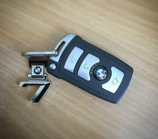 Jak naładować kluczyk BMW E90 i uniknąć problemów z baterią