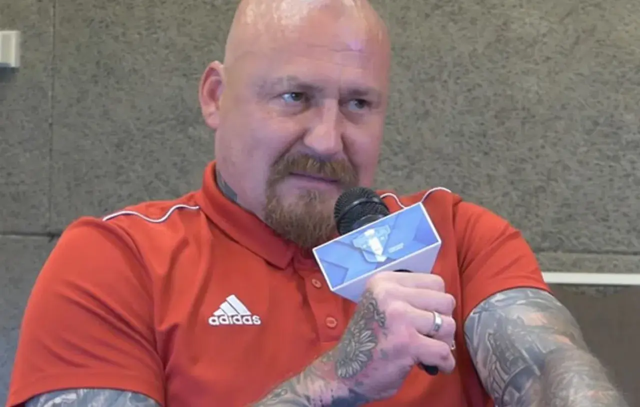 Maciej Sikorski, trener z tatuażami, udziela wywiadu.