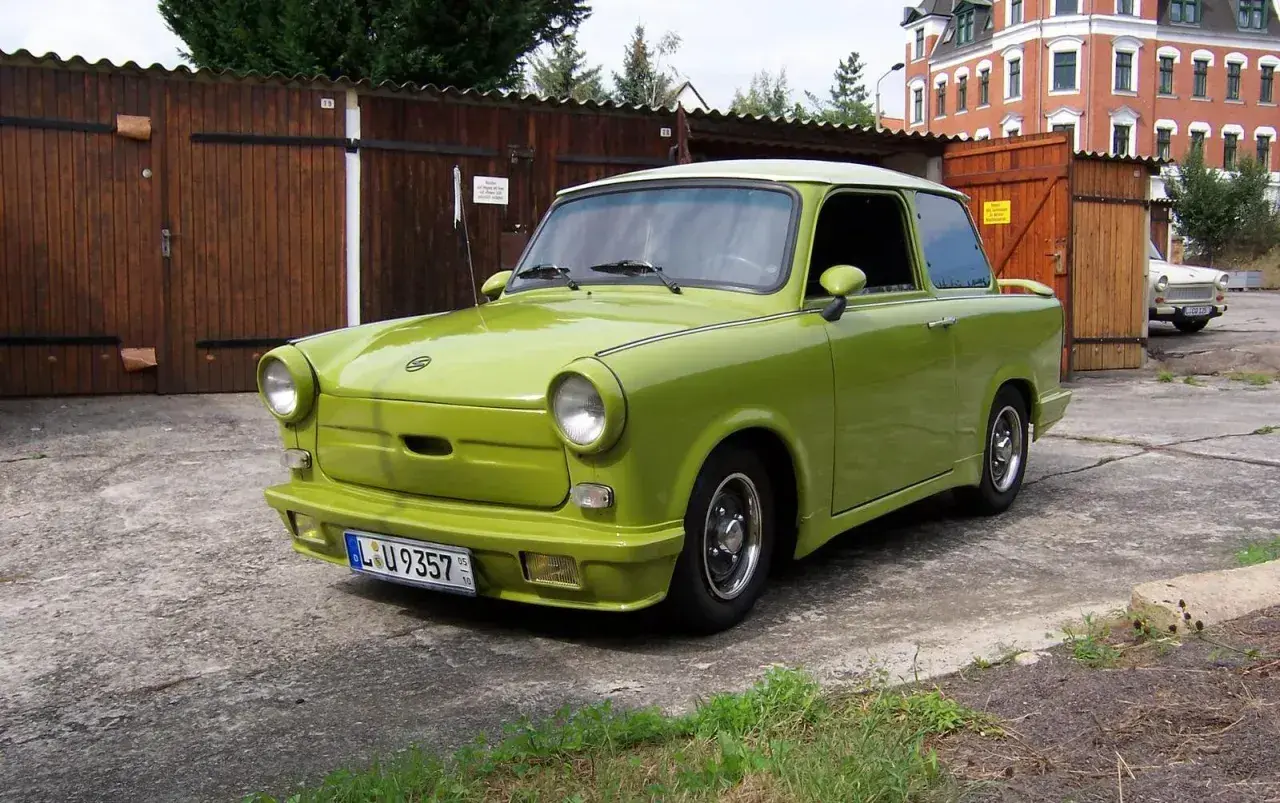 Zielony Trabant, choć wygląda lekko, nie był z plastiku. Jego karoseria wykonana była z duroplastu, materiału przypominającego tworzywo sztuczne.
