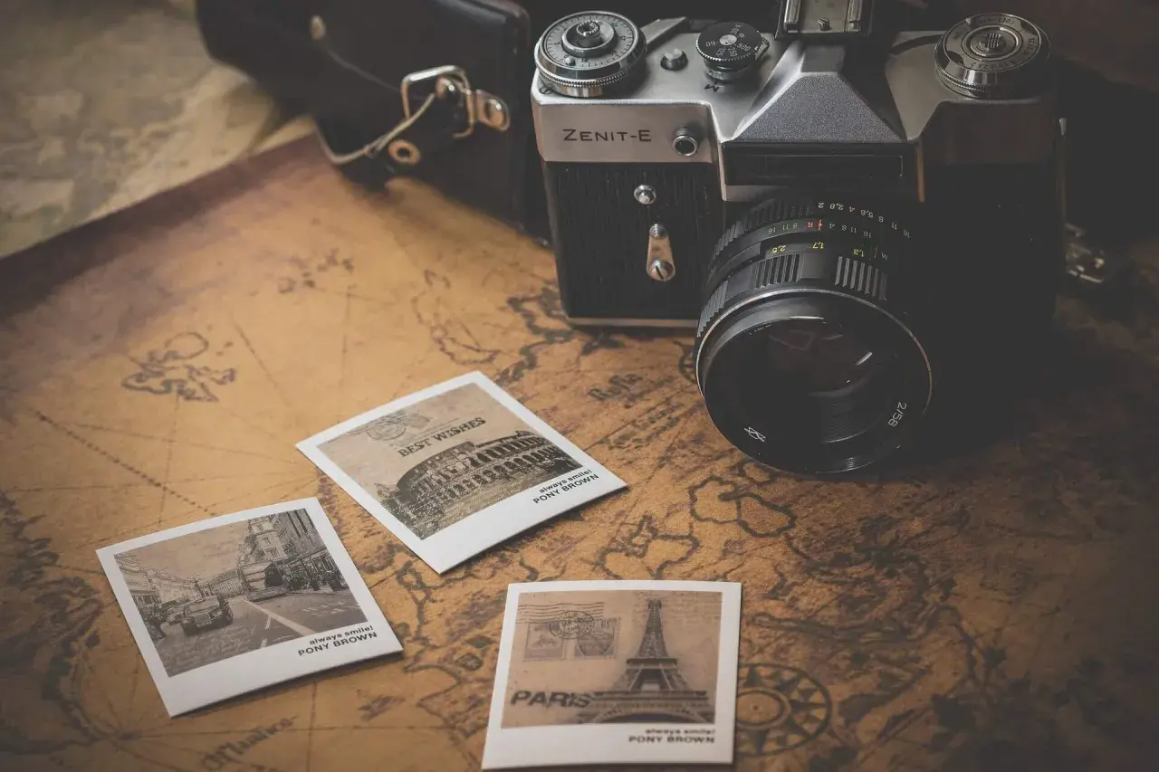 Stary aparat Zenit-E, zdjęcia z podróży i mapa – to wszystko to podstawy fotografii i wspomnień.