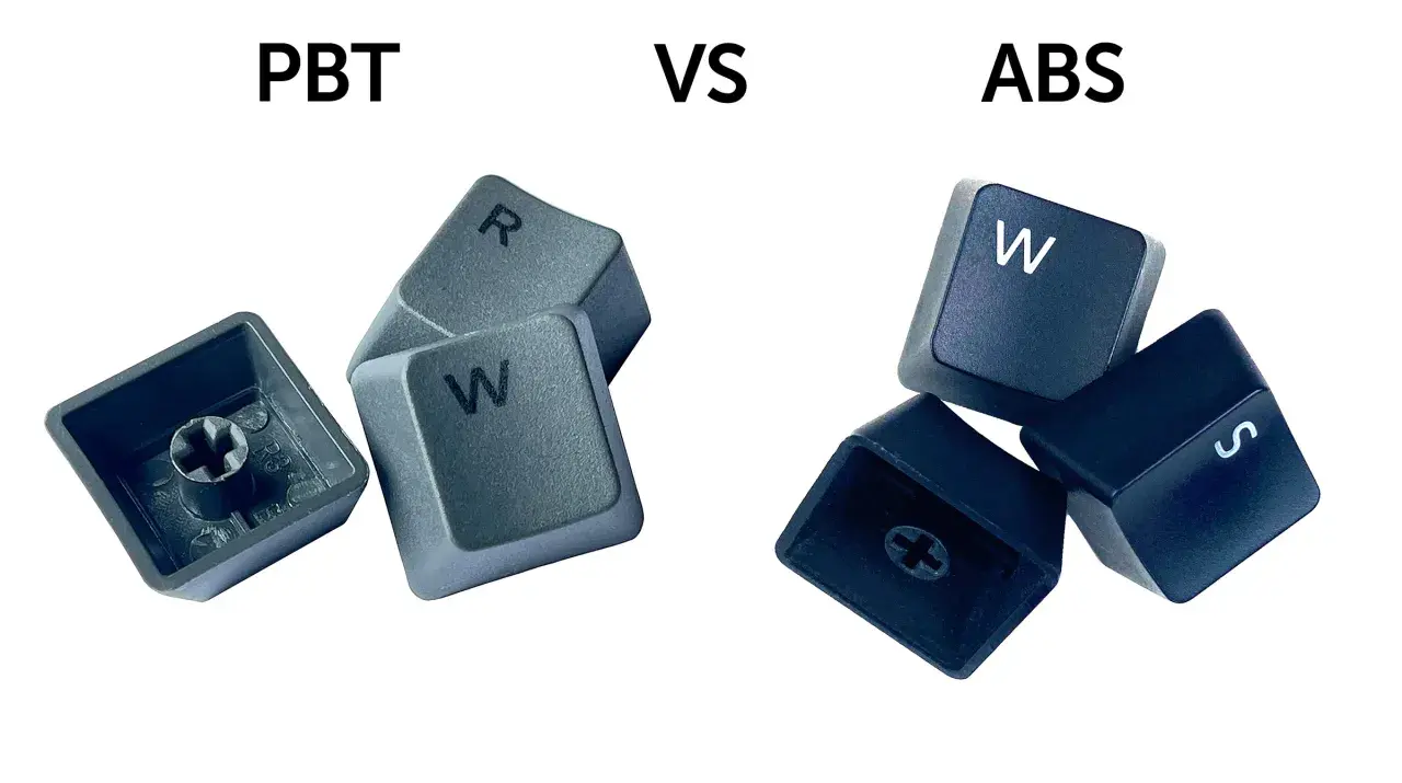 PBT vs ABS Tastenkappen: Graue PBT-Tasten (R, W) und schwarze ABS-Tasten (W, S) mit ihren jeweiligen Unterseiten.