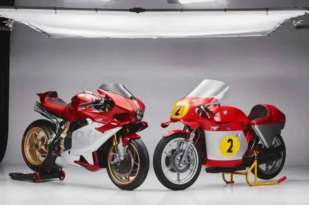 Dos motos MV Agusta, una moderna y otra clásica de competición, listas para la acción en el mundo MV Agusta MotoGP.