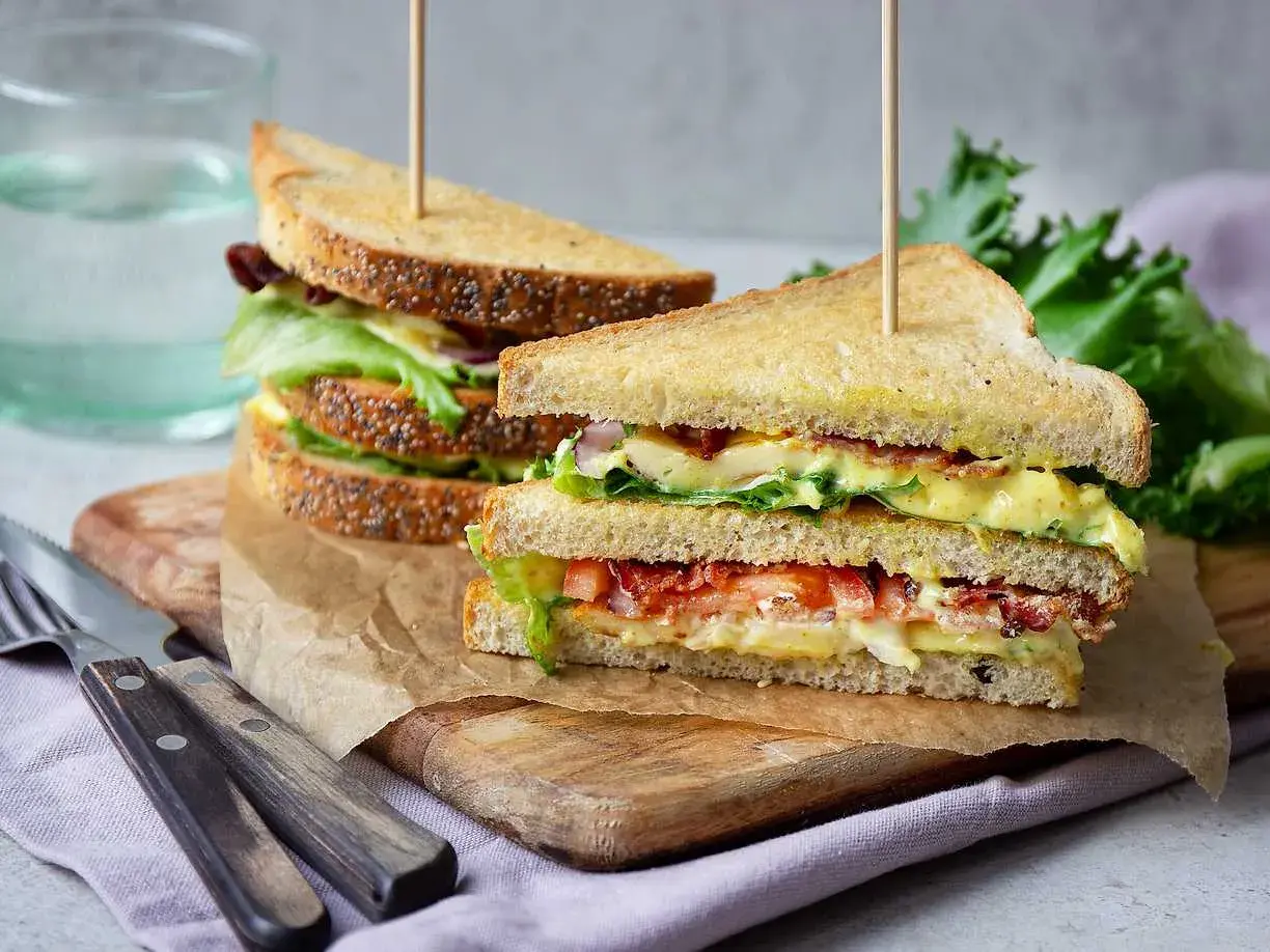 En saftig club sandwich halloumi med krispigt bacon, tomat och sallad. Perfekt för en lunch!