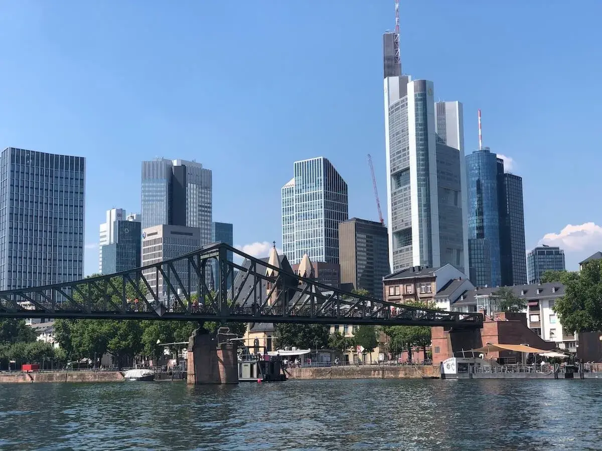 Skyline von Frankfurt mit dem Eisernen Steg und dem Main. Perfekt für Sightseeing Frankfurt.