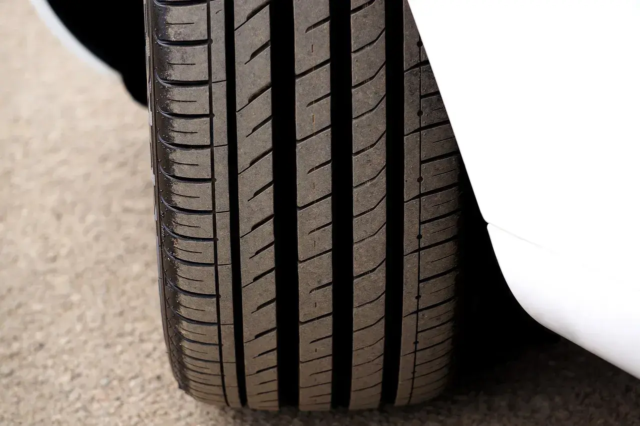 Gros plan sur un pneu 4 saisons, prêt pour le test. Sa bande de roulement profonde promet une bonne adhérence sur toutes les surfaces.