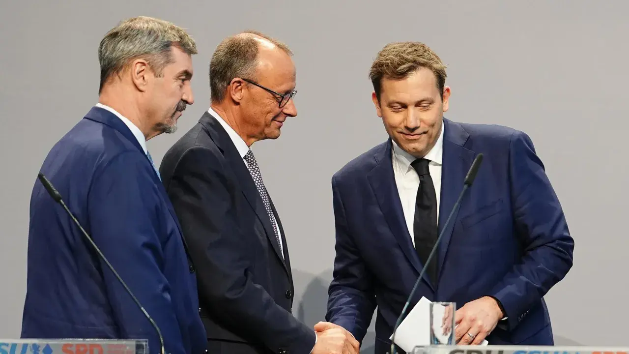 Drei Männer in Anzügen schütteln Hände. Sie repräsentieren Parteien, die überlegen, welche Partei Deutschland regiert.