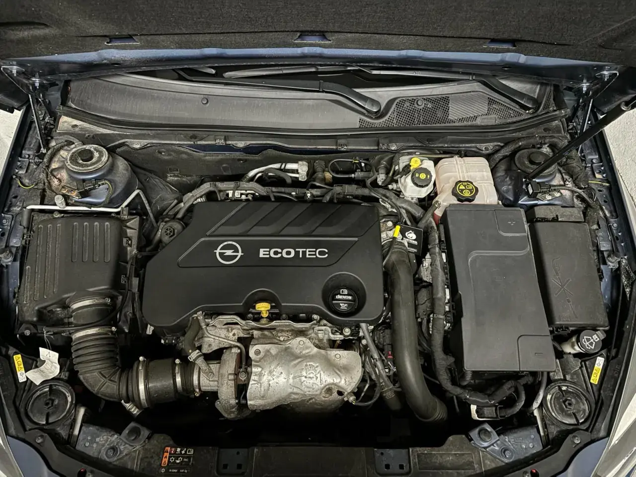 Motor Opel Insignia 2.0 CDTI 170 CV. Se investigan posibles problemas en este motor Ecotec, con turbo visible.
