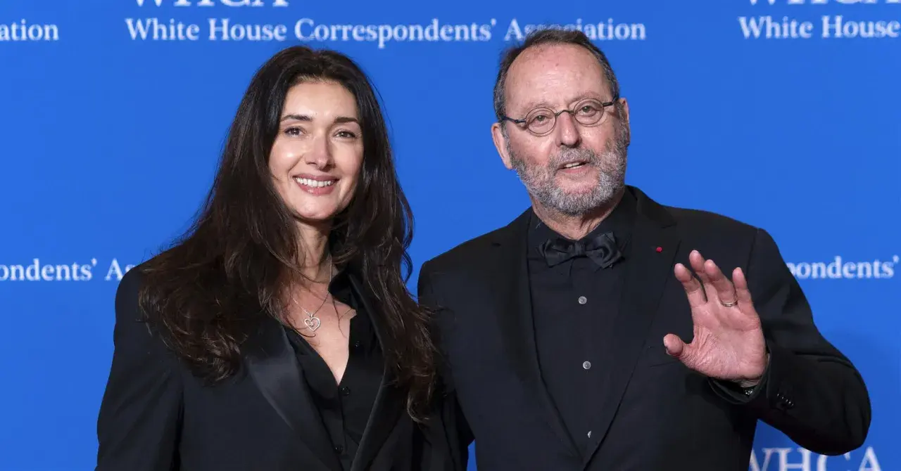 Jean Reno z żoną, Zofią, na tle niebieskiego banera White House Correspondents' Association.