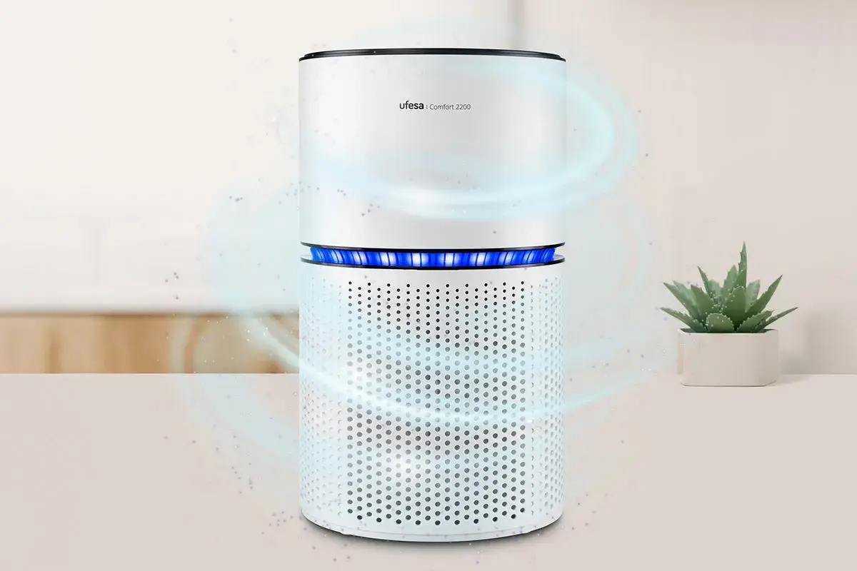 Purificador de aire Ufesa Comfort 2200 con luces azules, ideal para purificar el aire y crear un ambiente fresco y saludable en tu hogar.