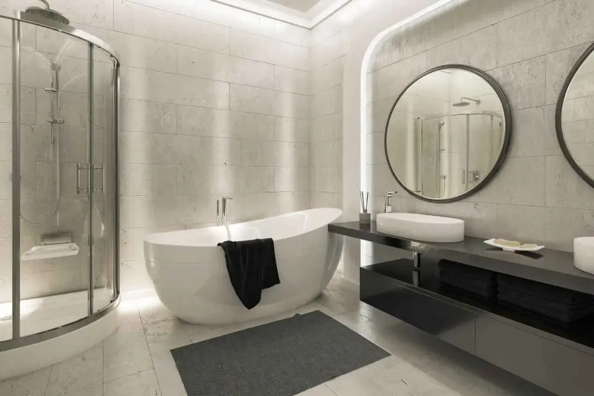 Un moderno bagno cieco con vasca freestanding, doccia a nicchia e doppio lavabo. L'ambiente è elegante e minimalista.