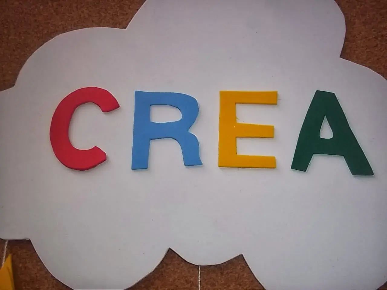 Letras de colores sobre una nube blanca, ideal para nubes manualidades para niños.