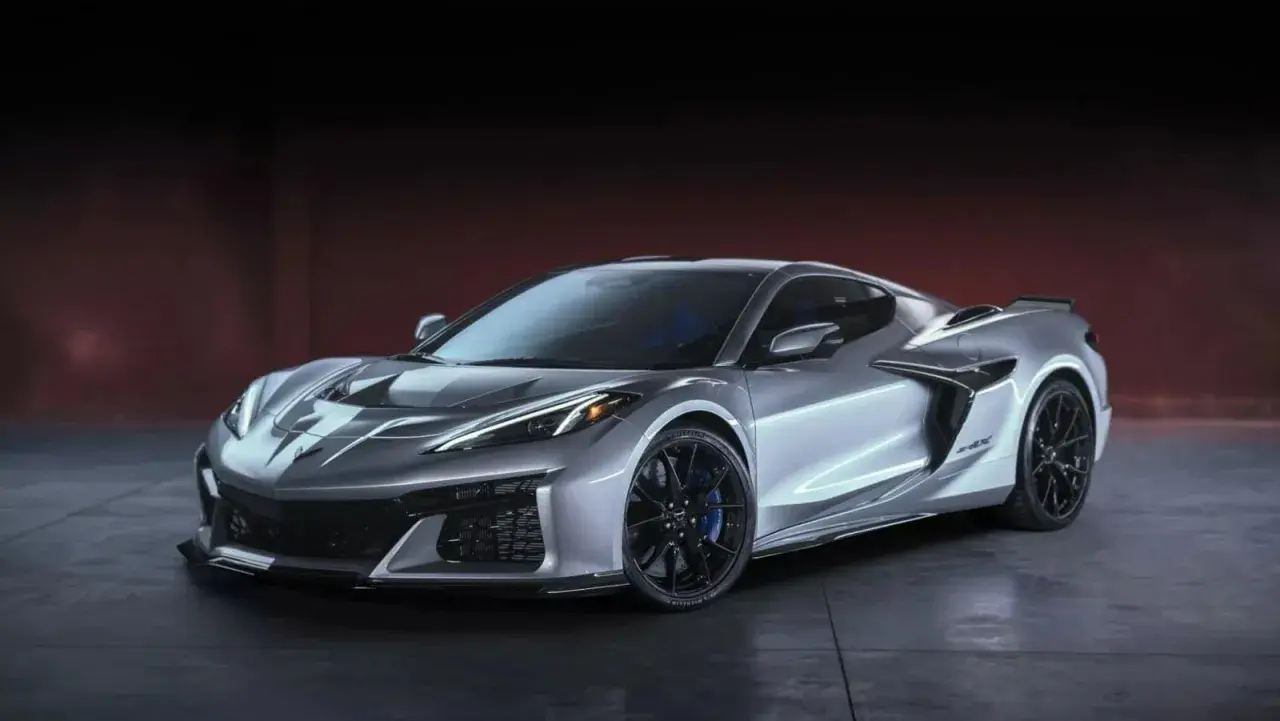 Chevrolet Corvette plateado, un deportivo de ensueño con líneas agresivas y ruedas negras, listo para la velocidad.