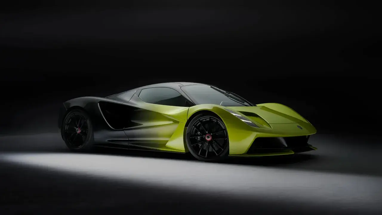 Niesamowity Lotus Evija w jaskrawej zieleni i czerni, z aerodynamicznymi liniami, gotowy do podboju dróg.