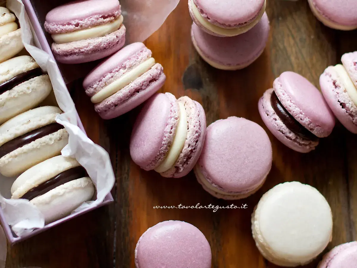 Deliziosi macarons viola e bianchi, perfetti per chi cerca una ricetta facile.