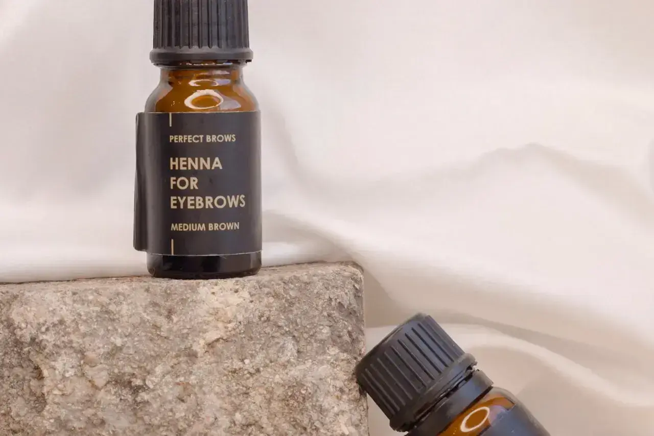 Henna do brwi w odcieniu średniego brązu, idealna dla przyszłych mam. Delikatna formuła dla pięknych brwi w ciąży.