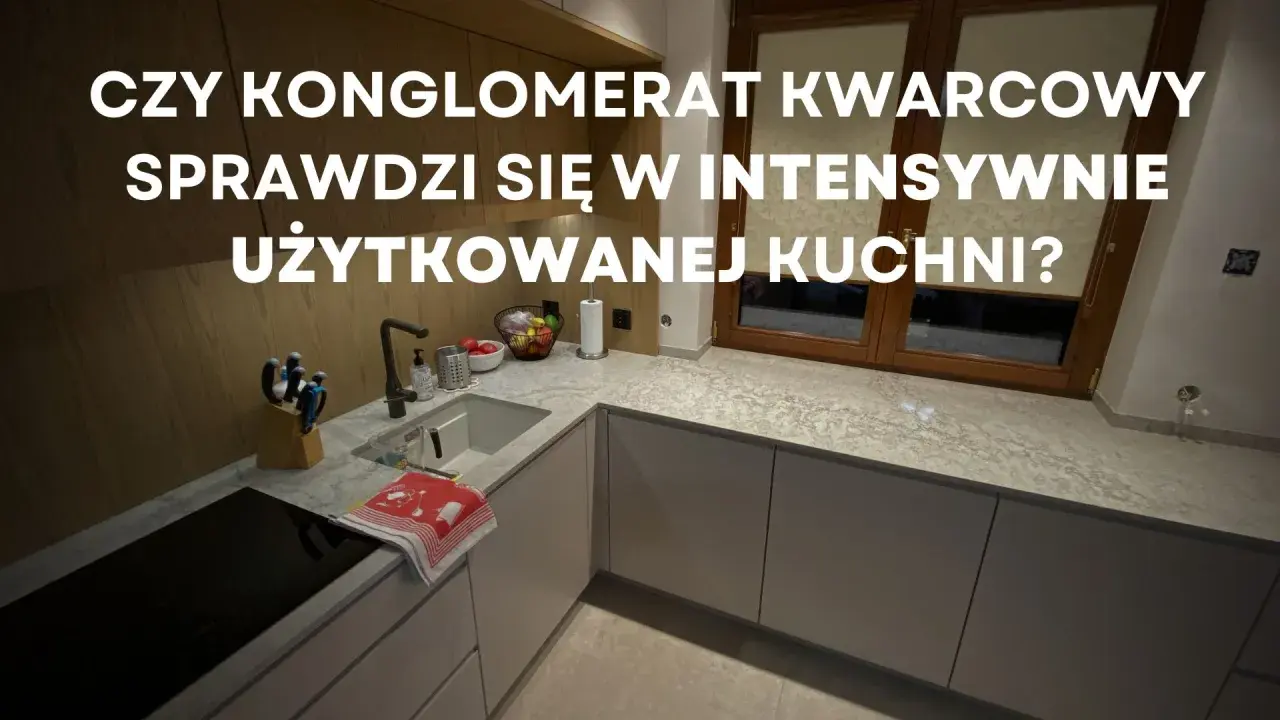 Nowoczesna kuchnia z blatem z aglomarmuru, który doskonale sprawdzi się w intensywnie użytkowanej przestrzeni.