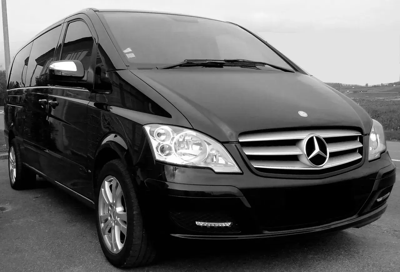 Minibus noir prêt pour le transport Paris Beauvais. Confort et style pour votre trajet.