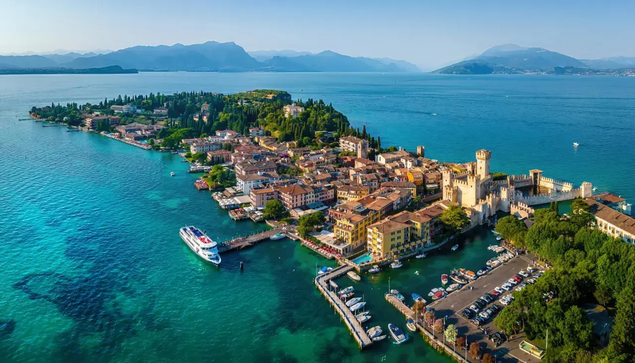 Vue aérienne de Sirmione, une ville pittoresque sur le lac de Garde, avec son château médiéval et ses eaux turquoise.