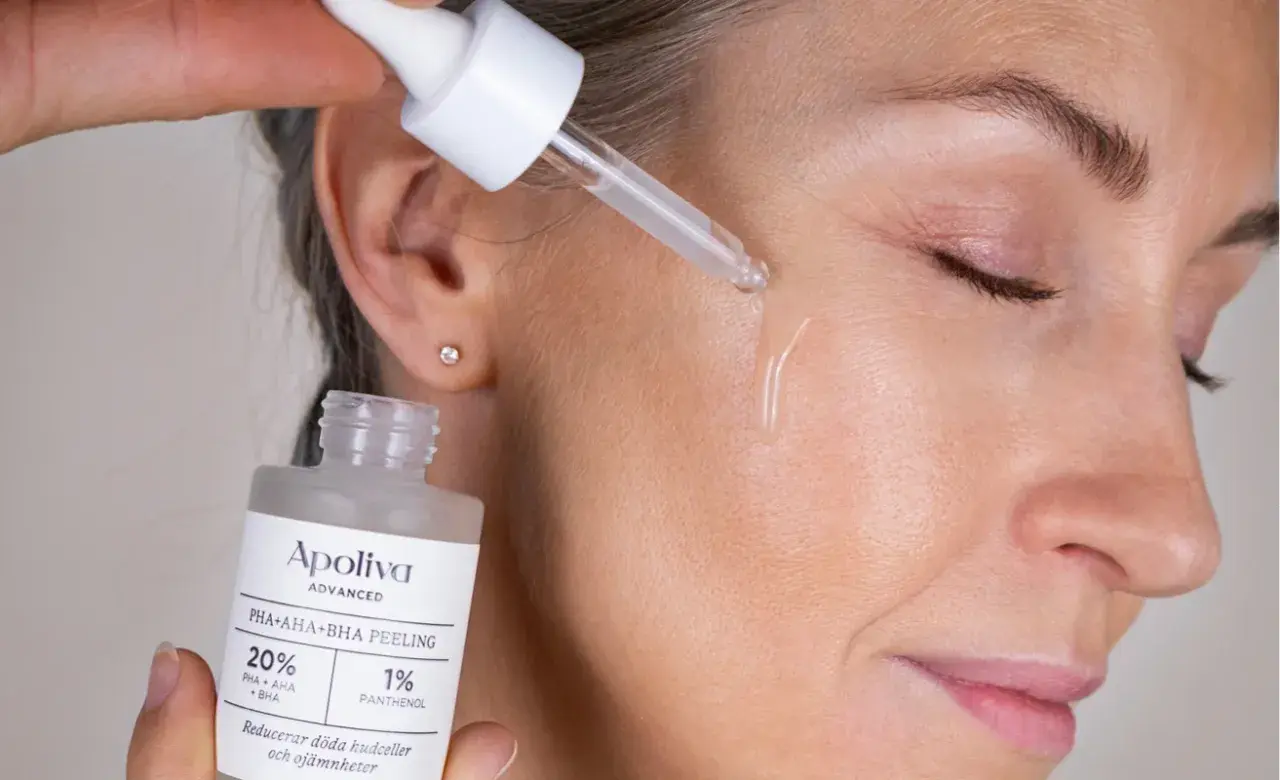 En droppe peeling med glykolsyra appliceras på huden. Produkten från Apoliva Advanced innehåller PHA, AHA och BHA för hudvård.