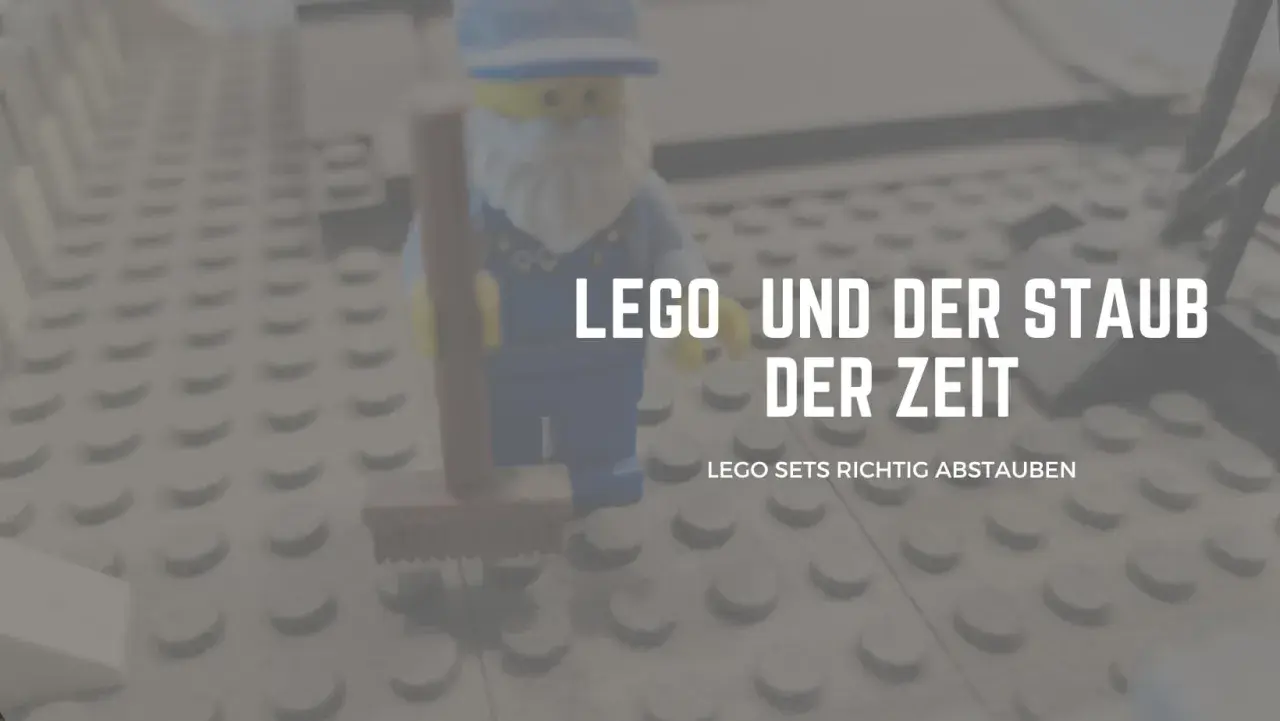 Ein Lego-Männchen mit Besen steht vor dem Text "LEGO UND DER STAUB DER ZEIT". Es ist Zeit, die Lego-Sets richtig zu entstauben.