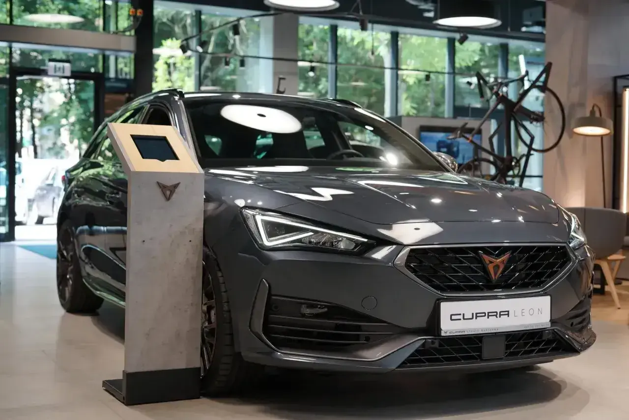 Szary Cupra Leon w salonie. To nie są konie mechaniczne skrót, to potężny samochód.