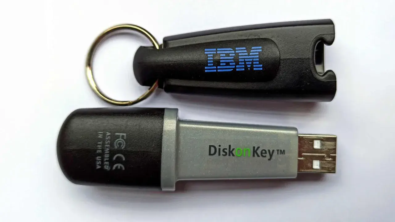 Ein IBM DiskOnKey-USB-Stick, der zeigt, seit wann es USB-Sticks gibt.