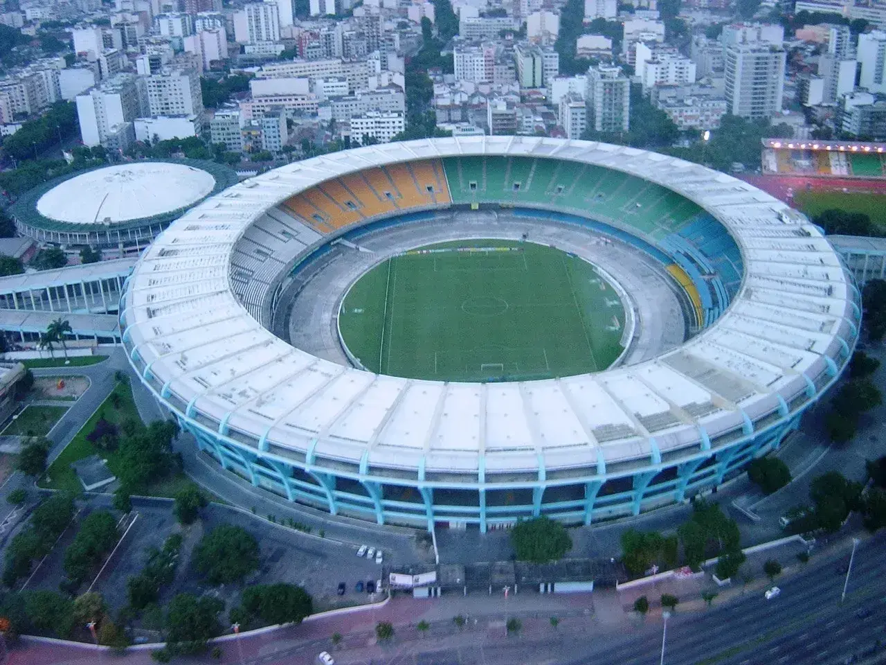 Widok z lotu ptaka na stadion Maracana, imponująca budowla z zieloną murawą i trybunami, których pojemność robi wrażenie.
