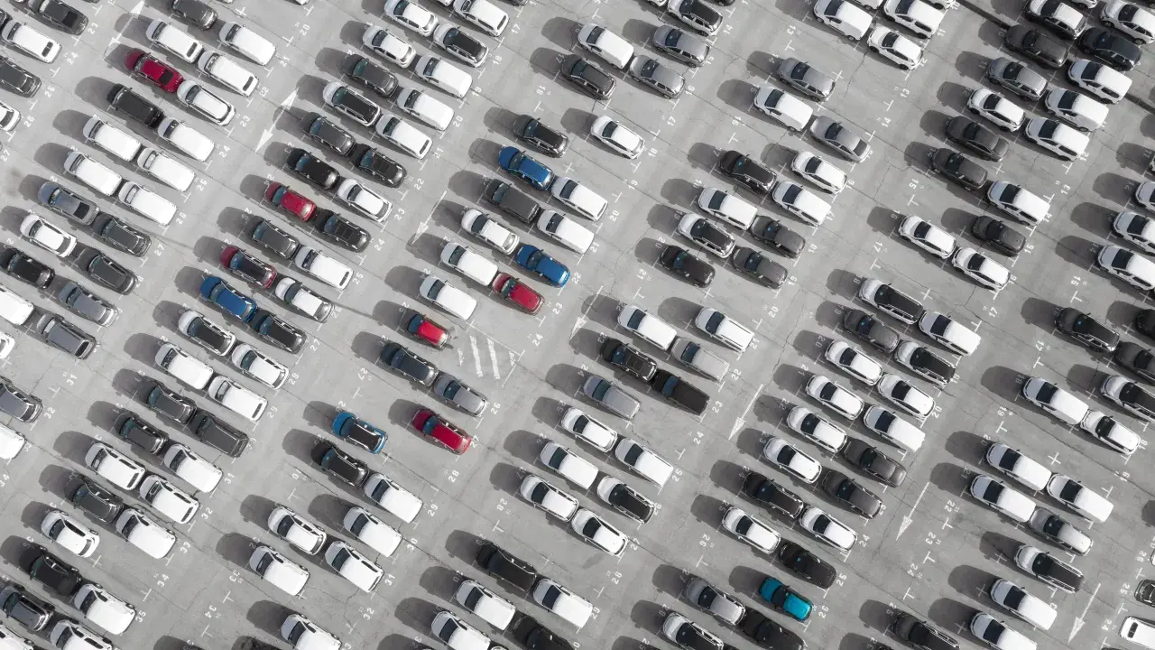 Tani parking przy Okęciu: Jak zacząć podróż bez stresu?
