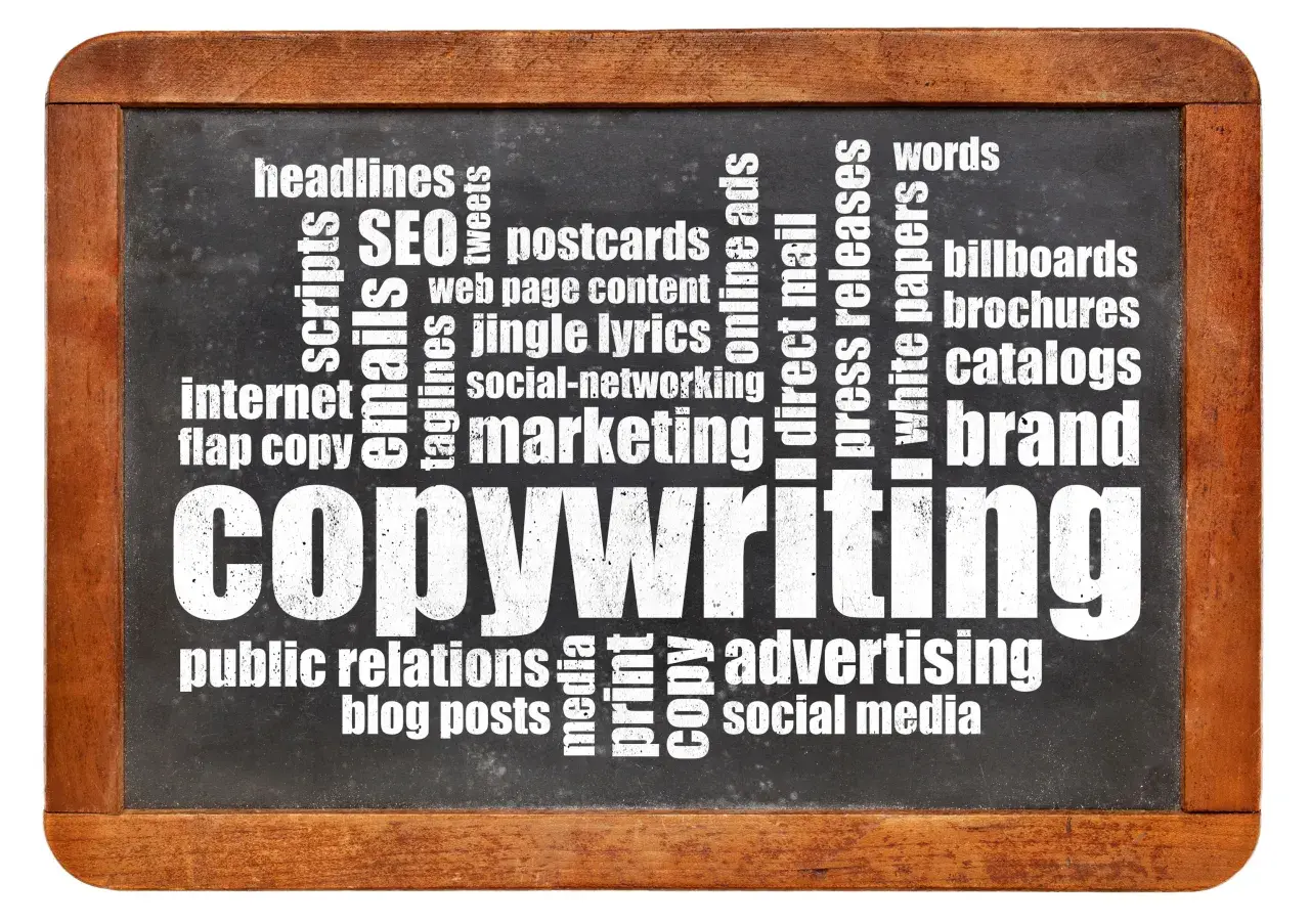 Tablica z napisem "COPYWRITING" otoczona słowami kluczowymi, takimi jak "marketing", "SEO", "social media", "blog posts", "press releases", "billboards", "brochures", "catalogs", "headlines", "tweets", "scripts", "emails", "web page content", "jingle l...