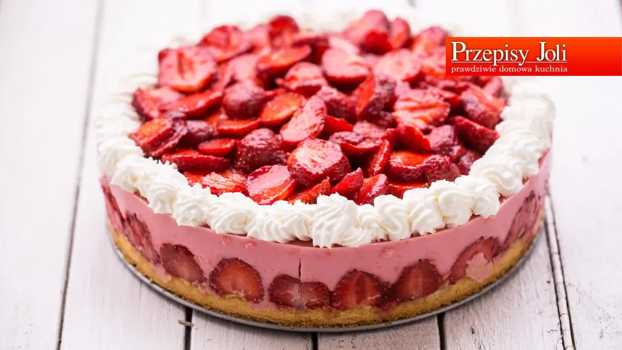 Pyszny tort truskawkowy z bitą śmietaną, idealny przepis na lato.