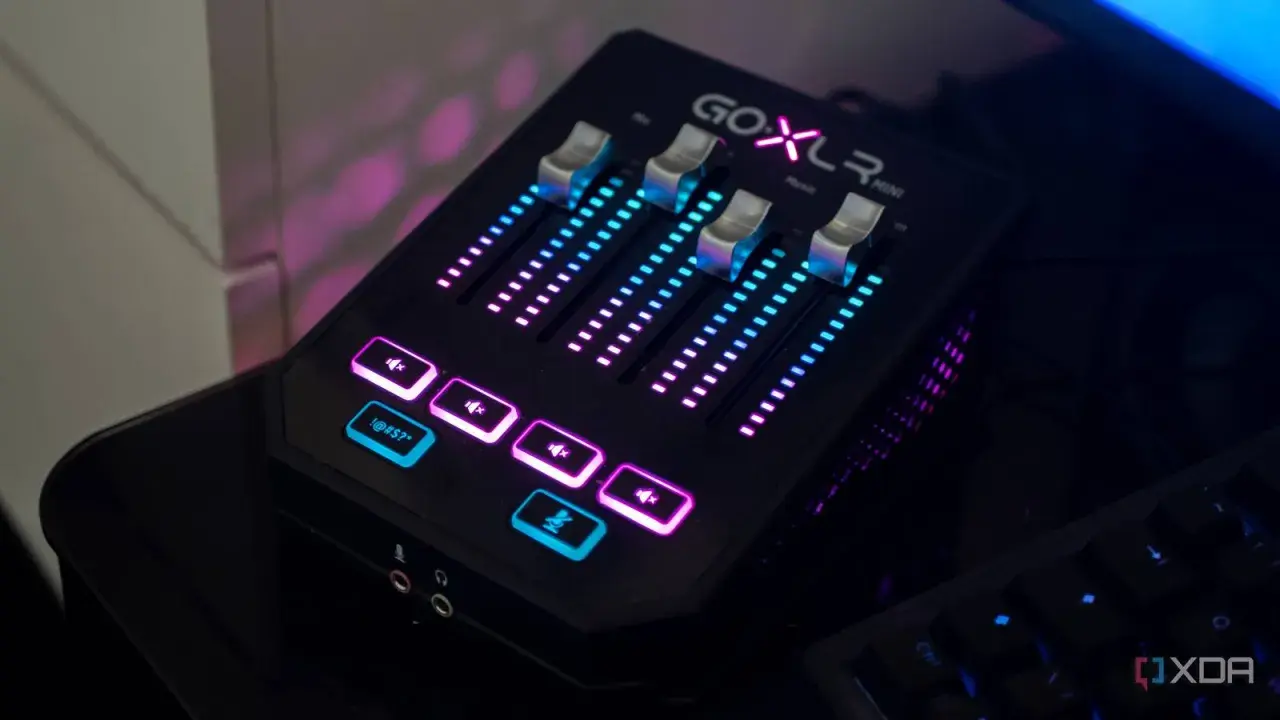 GOXLR MINI mit beleuchteten Schiebereglern und Tasten, bereit für die Steuerung deines Sounds.