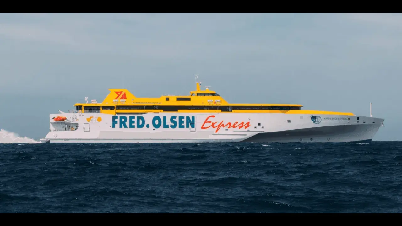 Prom Fred. Olsen Express płynie po oceanie, łącząc Teneryfę z Gran Canarią.
