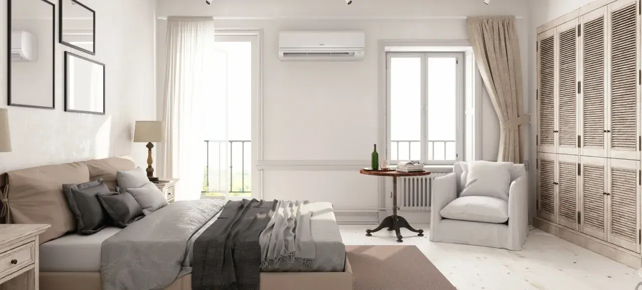 Habitación luminosa con cama, armario y aire acondicionado, ideal para llevar aire acondicionado a otra habitación y disfrutar de confort.