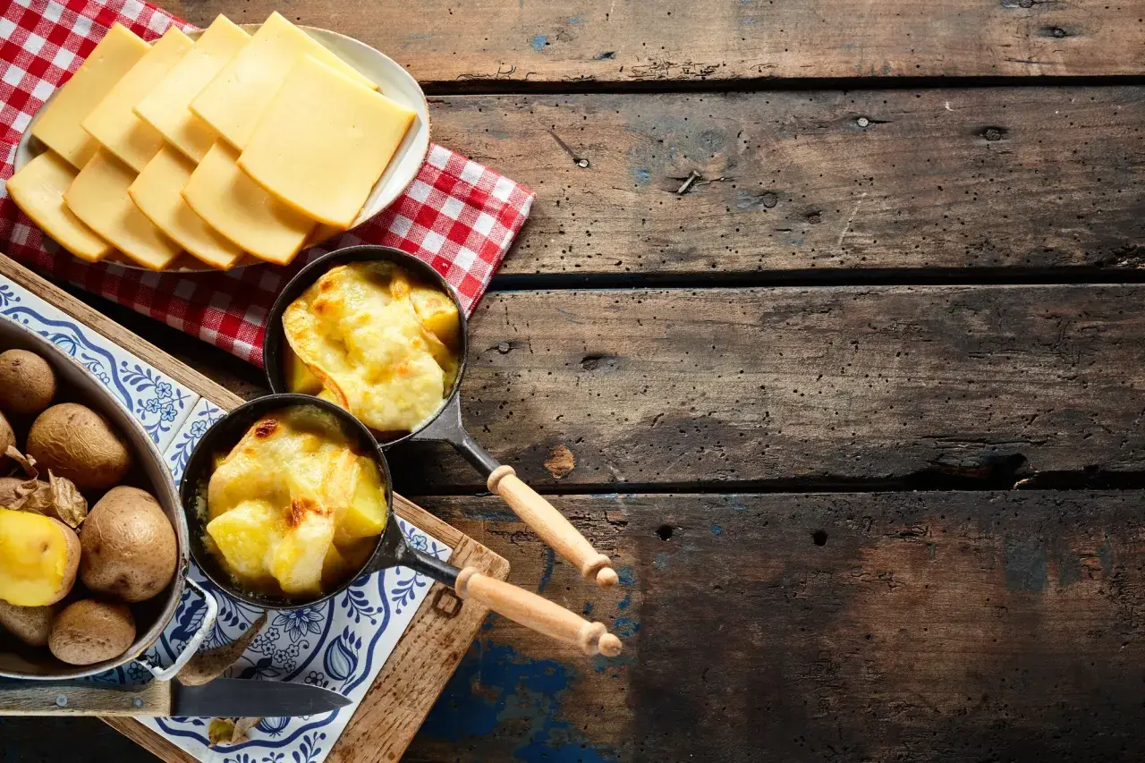 Raclette : pommes de terre et fromage fondu, des idées pour remplacer la charcuterie.