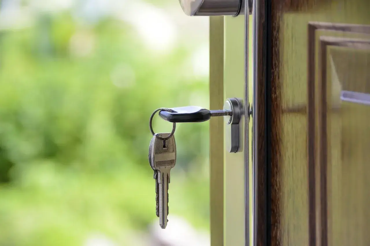 Une clé dans une serrure, symbolisant l'espoir. Le préfet peut-il annuler une expulsion ?