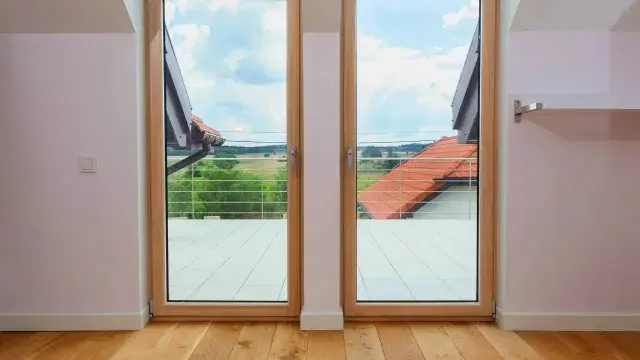 Ile kosztują okna do domu? Poznaj ukryte koszty i oszczędności