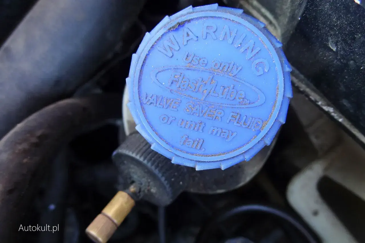 Niebieska nakrętka lubryfikatora LPG z napisem "Valve Saver Fluid". Dba o silnik zasilany gazem.