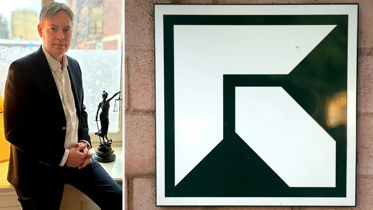 Man i kostym vid fönster med justitiastatyett. Bredvid, en skylt med grön och vit symbol. Kamp mot nekad sjukpenning vid utmattningssyndrom.