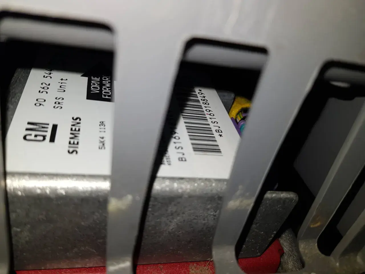 När airbag lampa lyser kan det bero på en felaktig SRS-enhet från Siemens, som syns här.