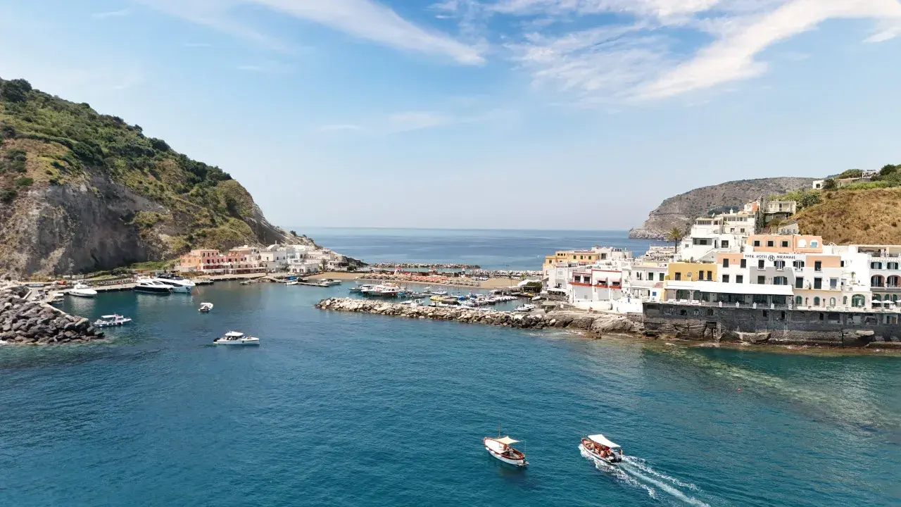 La **marina di Sant'Angelo** è un incantevole borgo di pescatori con case bianche e colorate, barche ormeggiate e il mare blu.