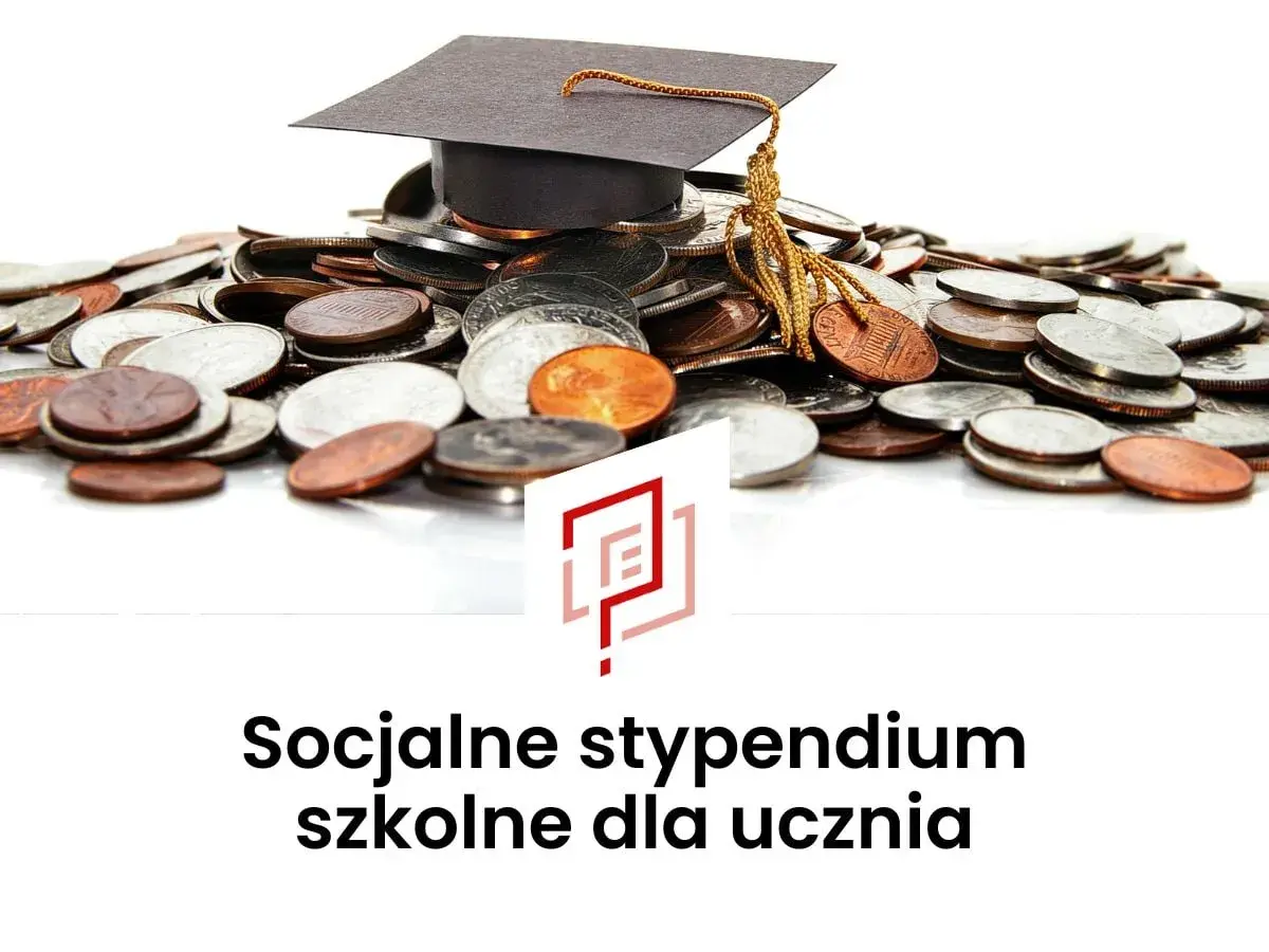 Stos monet i biret symbolizują stypendium szkolne. To szansa na wsparcie edukacji ucznia.