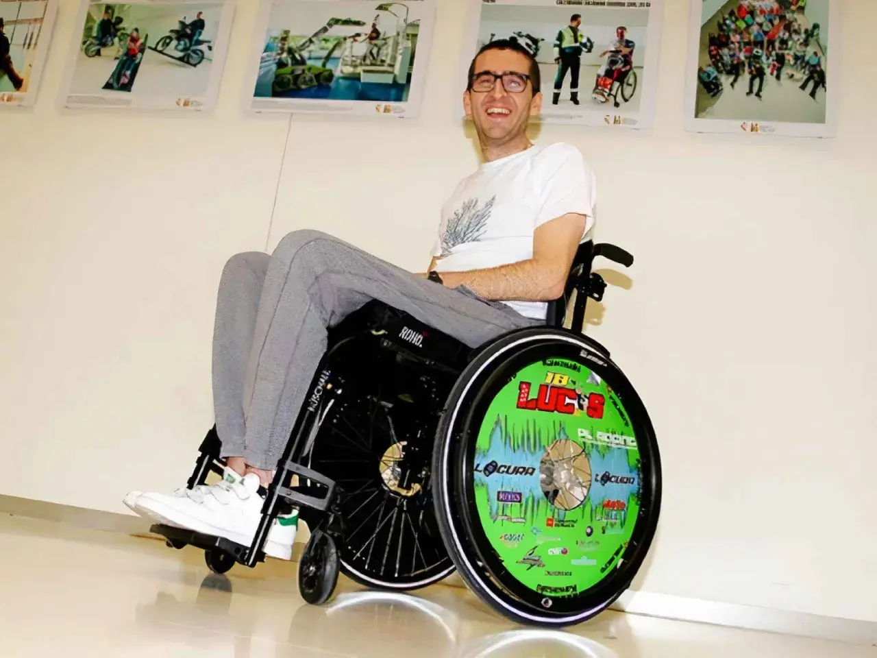 Lucas de Ulacia sonríe en su silla de ruedas, con la rueda decorada con "¡Lucas!".