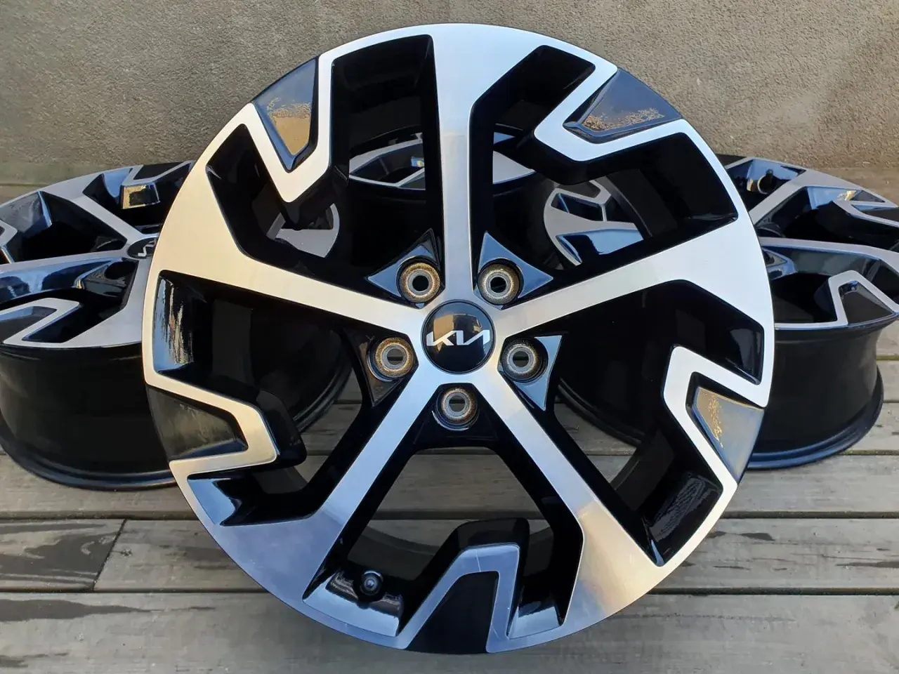 Felgi do Kia Sportage, idealne do wyboru rozmiaru opon. Nowoczesny design w czarno-srebrnym kolorze.