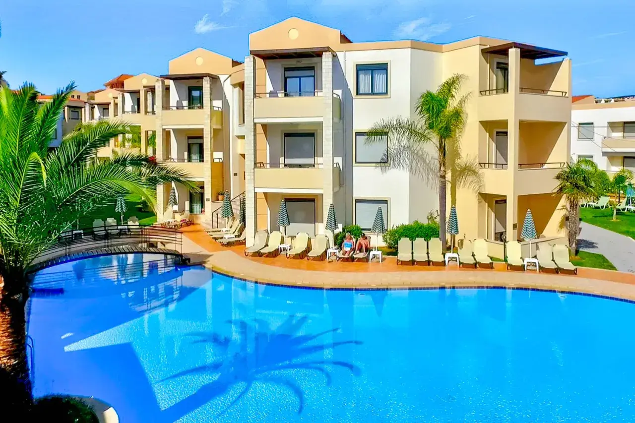 Basen i budynki hotelowe Creta Palm na Krecie.