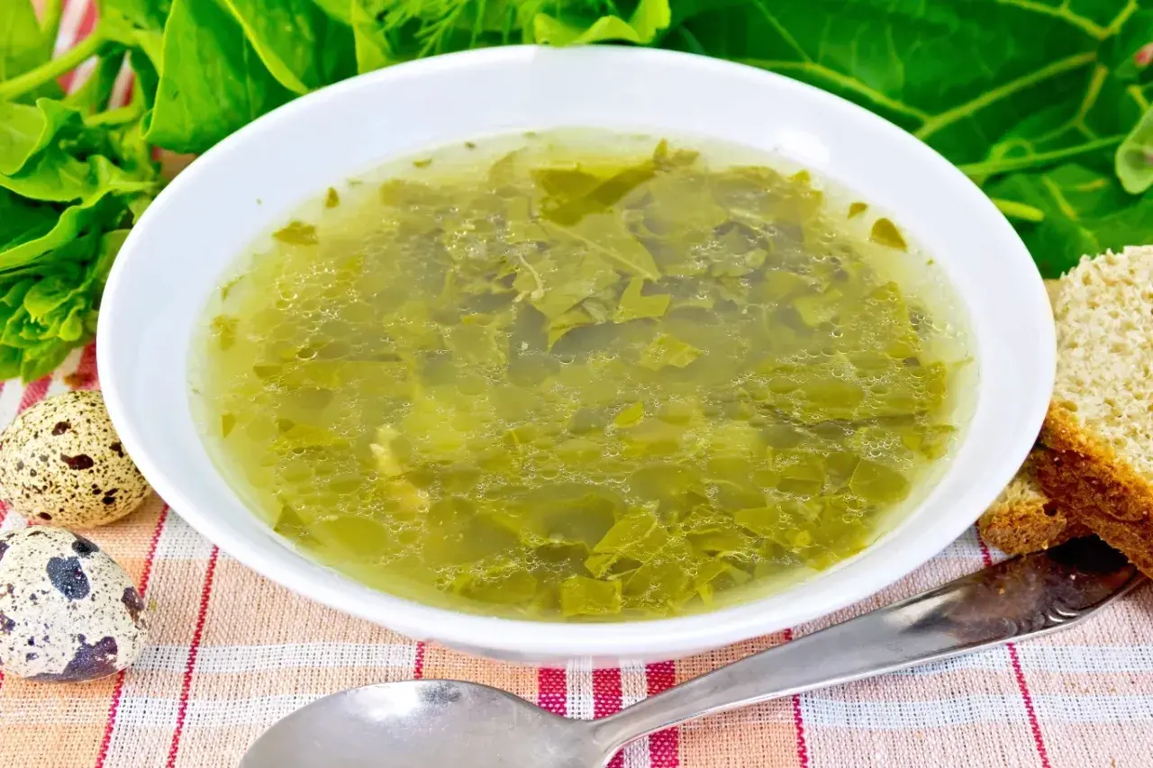 Jak jeść zupę szczawiową bez obaw o nerki? Neutralizuj szczawiany!