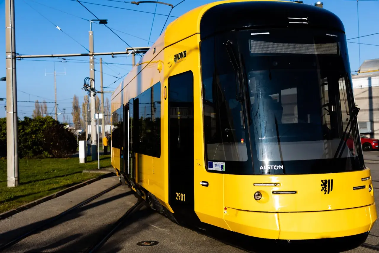 Gelbe Straßenbahn der DVB in Dresden, ein Blickfang auf der Strecke nach Wroclaw.