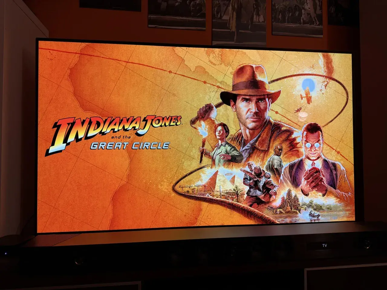 Indiana Jones and the Great Circle – gra, która spełni wymagania fanów przygód! Na ekranie tytuł gry z Indianą i jego towarzyszami.