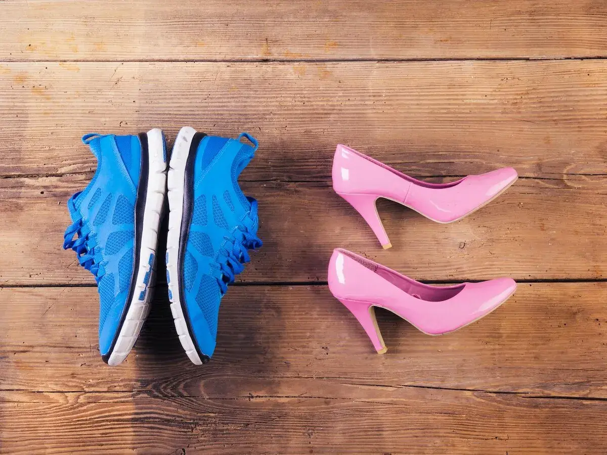 Baskets bleues et escarpins roses sur fond de bois. Comment mesurer la hauteur d'un talon ?