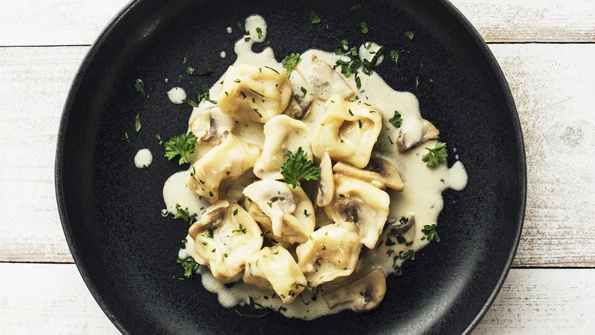 Tortellini z grzybami z czym podawać - najlepsze sosy i dodatki