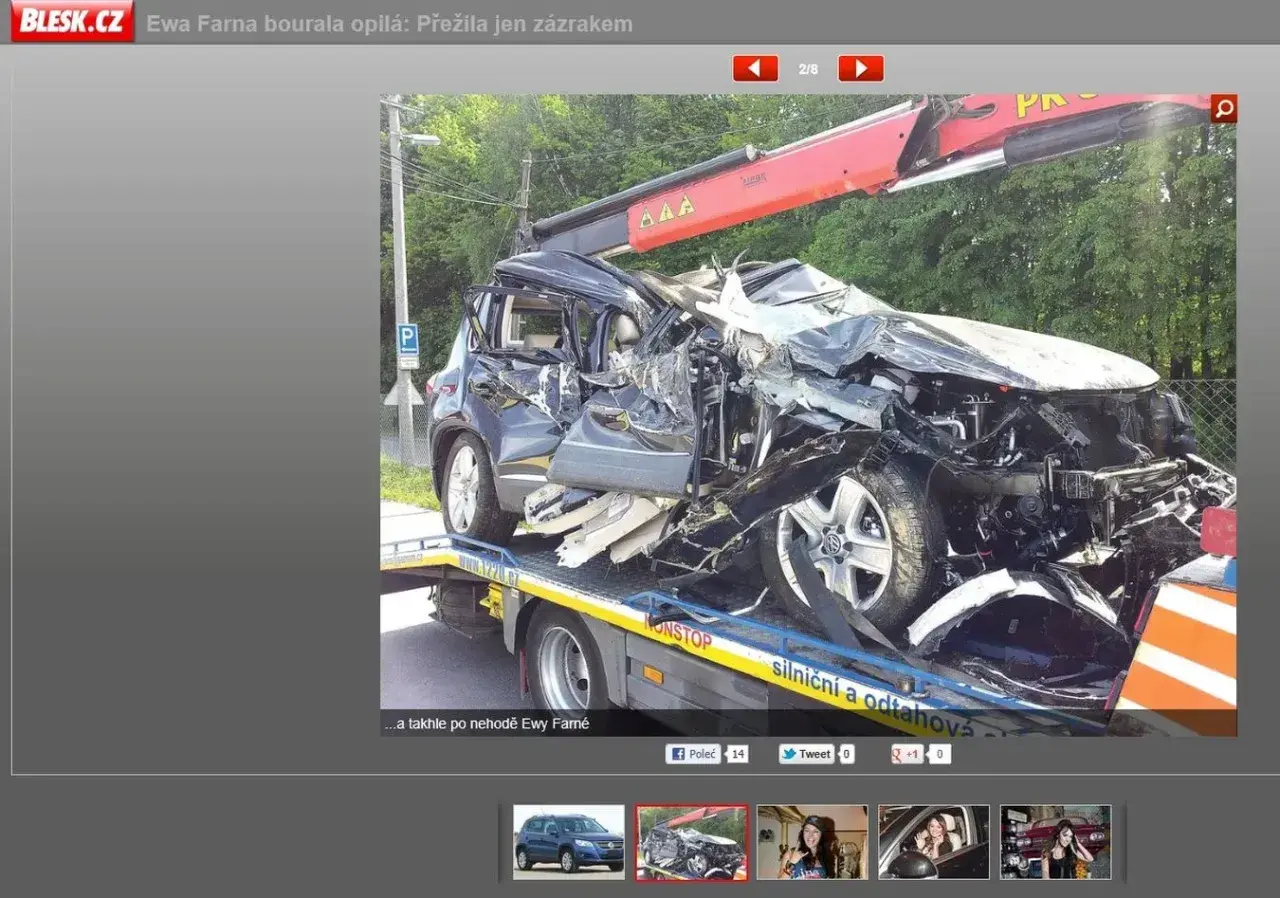 Zniszczony samochód po wypadku Ewy Farnej. Auto jest mocno połamane i widać, że przeszło poważne uszkodzenia.